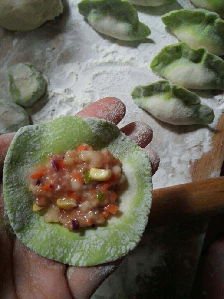 翡翠饺子,擀成中间稍厚边缘稍薄的面皮，放入馅料。