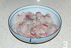 茄汁鱼片,鱼段洗净沥干，片成鱼片，加料酒，盐和黑胡椒抓到发粘腌制15分钟