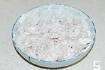 茄汁鱼片,腌好的鱼片用适量淀粉抓匀，并抖去多余淀粉