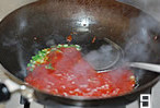 茄汁鱼片,另起油锅下入葱花炒香，再加入适量味好美蕃茄酱炒香，同时加入料酒
  和糖炒匀