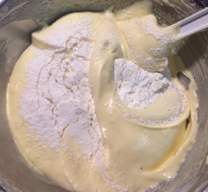 橙香蛋糕,分两次筛入低粉，每次都以翻拌手法确实混合均匀（这一步可以用手抽更易操作）