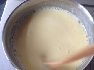豌豆黄,糖化开后转小火，倒入碗豆浆，并不停的搅拌