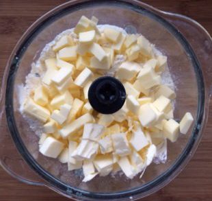 乳酪塔,将塔皮材料中的黄油冷藏后切成小块，与配方中除鸡蛋外的其它材料一起放入料理机