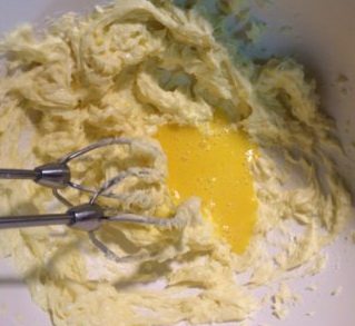 乳酪塔,加入蛋液搅拌均匀