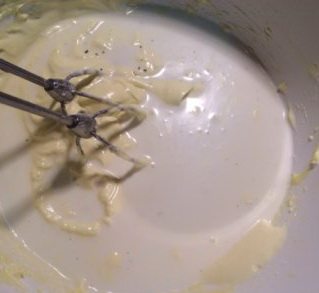 乳酪塔,加入香草牛奶搅拌至细腻顺滑的奶酪糊，冷藏1小时后使用