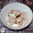 香菇麻油鸡米饭,鸡翅里放入葱段，倒入料酒、生抽、老抽、黑胡椒粉腌制30分钟；