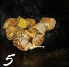 香菇麻油鸡米饭,锅中倒入麻油，放入姜片小火慢慢煸香，直到姜片边缘有微微焦黄，将鸡块倒入翻炒至变色；