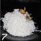 香菇麻油鸡米饭,倒入香米翻炒均匀；