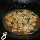 香菇麻油鸡米饭,加入适量生抽、老抽、盐炒匀，倒入香菇水（因为不够再加了点热水）大火烧开；