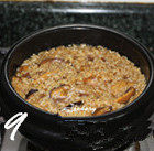 香菇麻油鸡米饭,倒入砂锅小火煮20分钟就可以了。