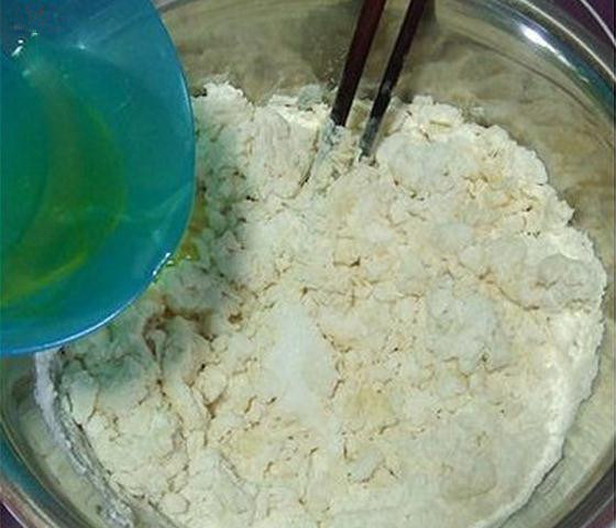 新疆油馕,酵母倒入温牛奶中，静置5分钟，倒入面粉中，加入鸡蛋，简单揉一下