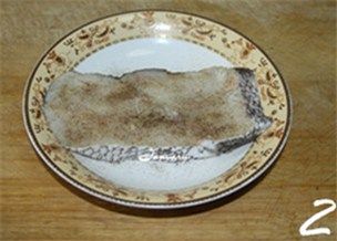 黄油香煎银鳕鱼,将少量盐，黑胡椒，白胡椒涂抹在银鳕鱼表面，腌制30分钟。