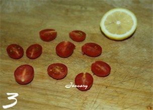 黄油香煎银鳕鱼,取1/3柠檬，小番茄对半切开备用。