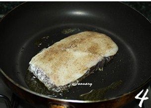 黄油香煎银鳕鱼,热锅加少许橄榄油，将银鳕鱼放入平底锅，转中小火煎至约2分钟。