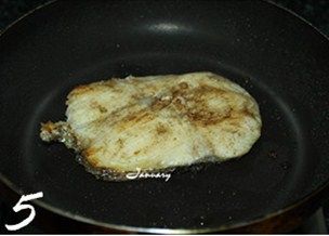 黄油香煎银鳕鱼,翻面继续煎，煎至3~5分钟（根据鱼肉的厚度决定）；