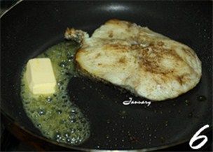 黄油香煎银鳕鱼,加入黄油继续煎。
