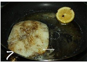 黄油香煎银鳕鱼,放入柠檬，煎至焦糖化。