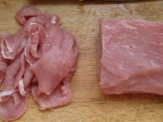 蜜汁红椒肉片,猪肉洗净，沥干水分，切成薄片