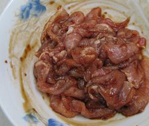 蜜汁红椒肉片,搅拌均匀，腌一会，使肉入味