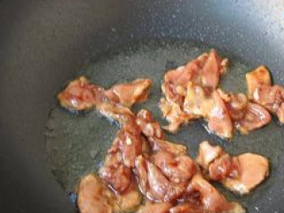 蜜汁红椒肉片,锅中倒油烧热，放入肉片炒至断生