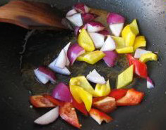 蜜汁红椒肉片,原锅留油烧热，下彩椒和洋葱块略炒