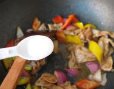 蜜汁红椒肉片,加入适量盐和鸡精炒匀