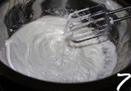 椰香戚风蛋糕,分三次加入事先混合好的玉米淀粉的糖，低速打发至湿性偏干状态；