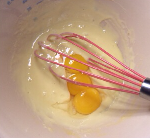日式棉花蛋糕卷,分2-3次加入4只蛋黄和1只全蛋，每次确保搅拌均匀后再继续加入下一次的量