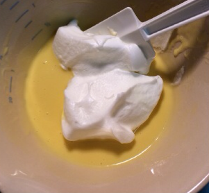 日式棉花蛋糕卷,取1/3蛋白霜与蛋黄糊切拌均匀