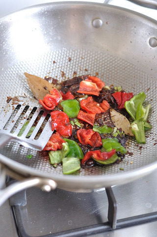 健康美味红烧茄子,放入切好的青红椒片，翻炒至油亮