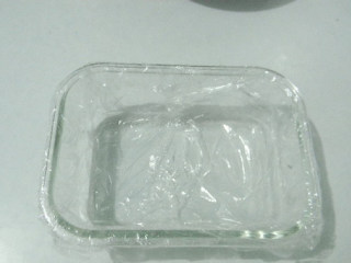 粢饭糕,用保鲜盒铺上保鲜膜，最好用这种长方形的容器