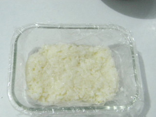 粢饭糕,拌好盐的米饭放入容器，用勺压实，拍紧