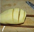 风琴土豆,<a style='color:red;display:inline-block;' href='/shicai/ 23'>土豆</a>洗净，去皮，切片，底部不要切断，切的时候可以在底部垫两根筷子，这样不容易切断；