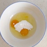 芒果千层蛋糕,先把鸡蛋加入糖粉打入碗里。搅拌均匀。