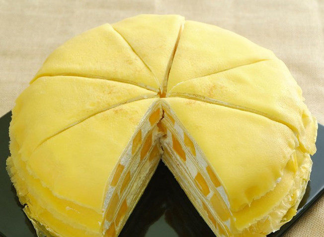 芒果千层蛋糕,做好的蛋糕放进冰箱冷藏三个小时以后食用。