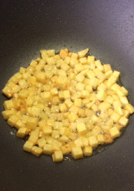 腊肠土豆焖饭,锅内加平时炒菜的油量，油热后下土豆丁煎至表皮金黄