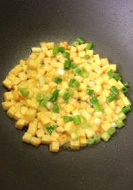 腊肠土豆焖饭,加入一半葱花略炒出香味