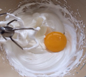甜姜蛋糕,将蛋黄加入打发的蛋白中