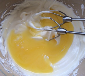 甜姜蛋糕,将微波或隔热水融化的黄油冷却至微温，加入打发的蛋液中