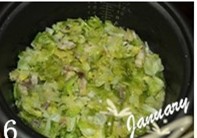 卷心菜咸肉饭,将大米和卷心菜咸肉倒入电饭锅，稍微加点清水，插电煮饭。