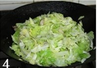 卷心菜咸肉饭,倒入卷心菜煸炒，炒至5分熟；