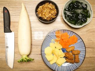 日式杂煮,准备好主要的食材，昆布，柴鱼片，土豆胡萝卜，甜不辣等