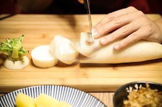 日式杂煮,萝卜切段，约1.5cm