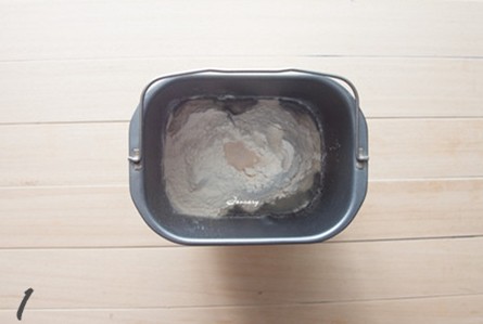 懒猫吐司,把除黄油以外的所有材料放入面包桶中，设置和面程序，启动；