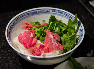 越南米粉,河粉先泡几分钟，煮开后放入碗中，加入切好的牛肉片。加入熬制个小时的汤。大功告成