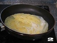 越南春卷。,平底锅加热，鸡蛋打散，用少许食用油摊成蛋饼。