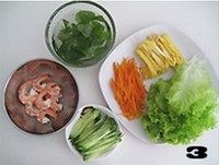 越南春卷。,将生菜洗净，黄瓜洗净切丝，蛋饼切成0.5cm的蛋丝，胡萝卜切丝飞水备用，嫩薄荷叶洗净。