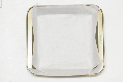 香草魔法蛋糕,在方形烤盘中垫入一张油纸，四角剪开对折好，方便脱模，如果用的是活底模，建议也要垫油纸