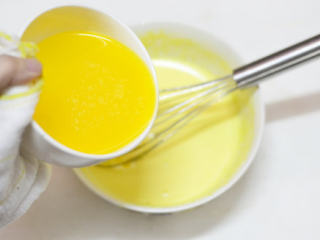 香草魔法蛋糕,蛋黄蛋白分离，蛋黄加入50克糖，用打蛋器打发至颜色发白