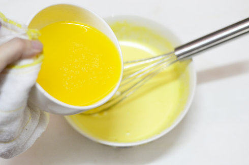 香草魔法蛋糕,蛋黄蛋白分离，蛋黄加入50克糖，用打蛋器打发至颜色发白